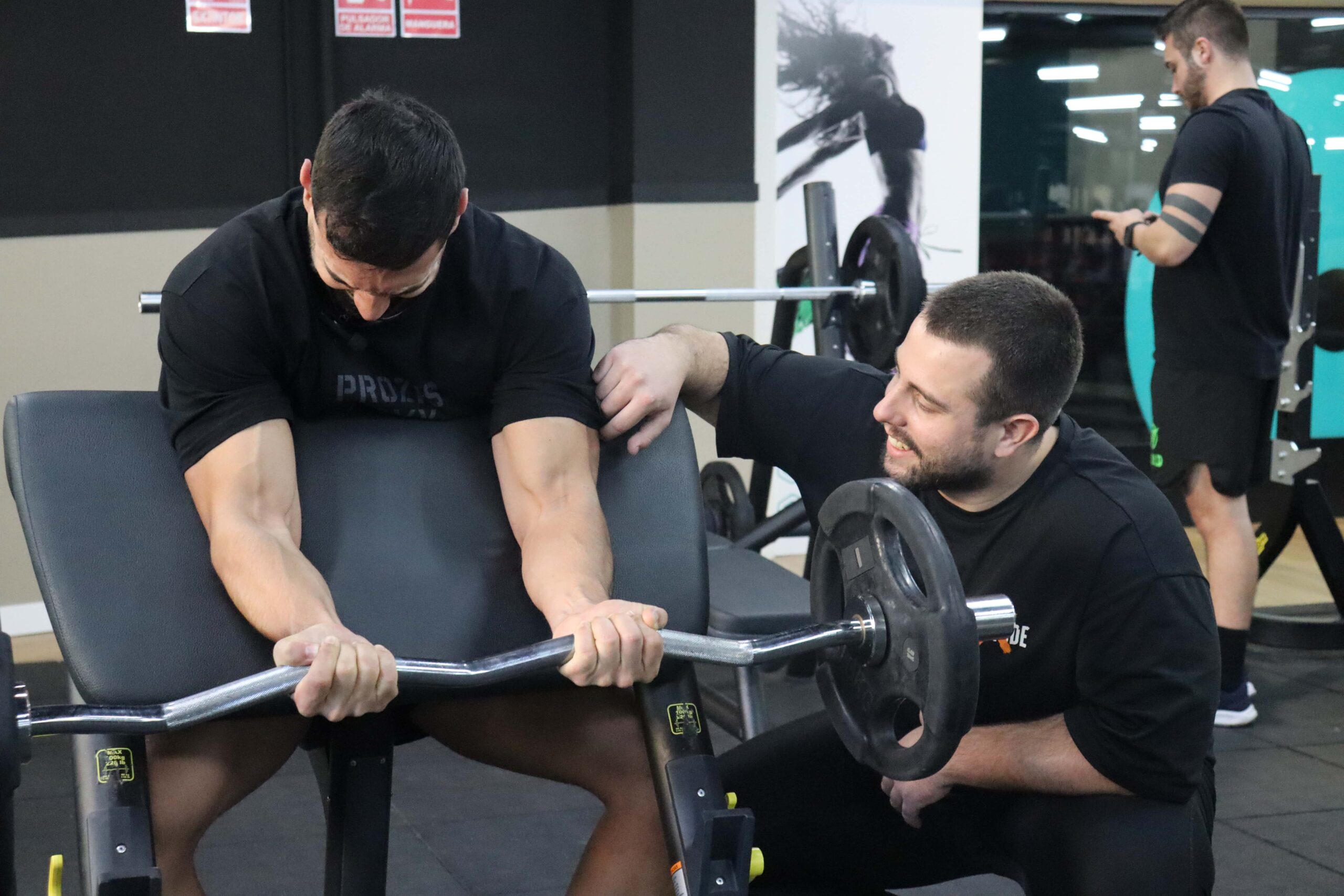 Entrenando bíceps junto a Adrian