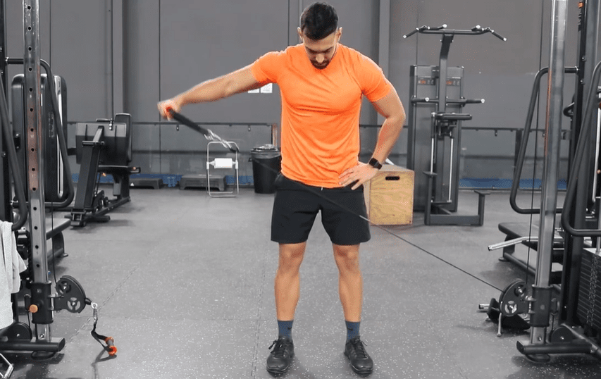 Haciendo una rutina para definir en el gimnasio
