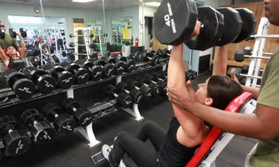 Mujer intentando perder grasa en el gimnasio