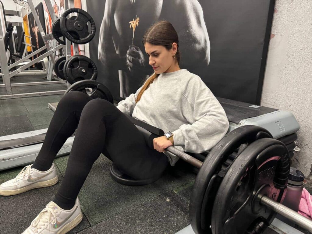 Mujer hacinedo rutina fullbody de 3 dias