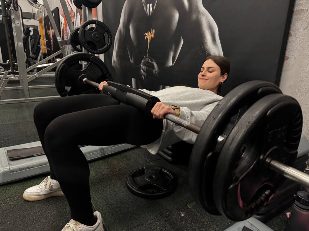 La Mejor Rutina de Glúteo y Abdomen en el gimnasio 12 Chica haciendo rutina de gluteo y abdomen