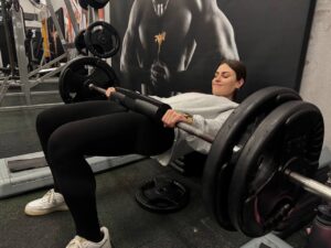 La Mejor Rutina de Glúteo y Abdomen en el gimnasio 1 Chica haciendo rutina de gluteo y abdomen