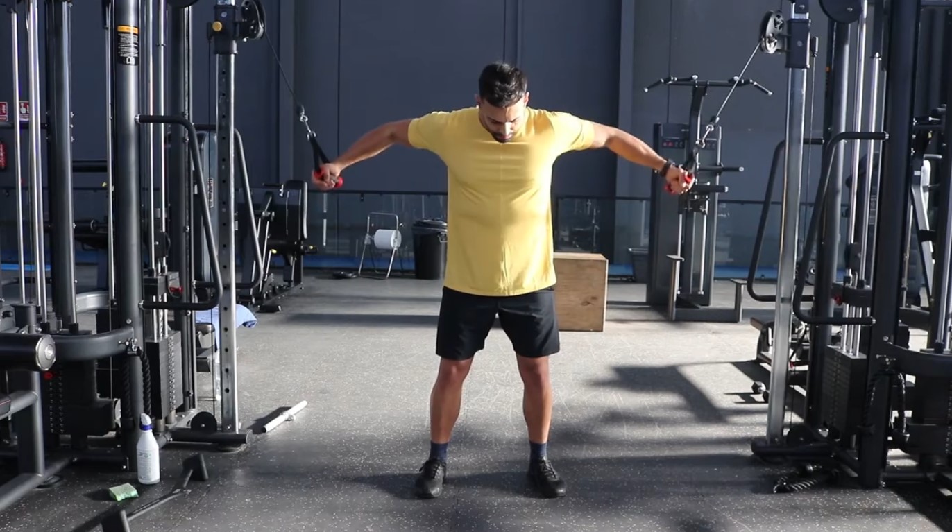 entrenador personal subiendo peso en el gym