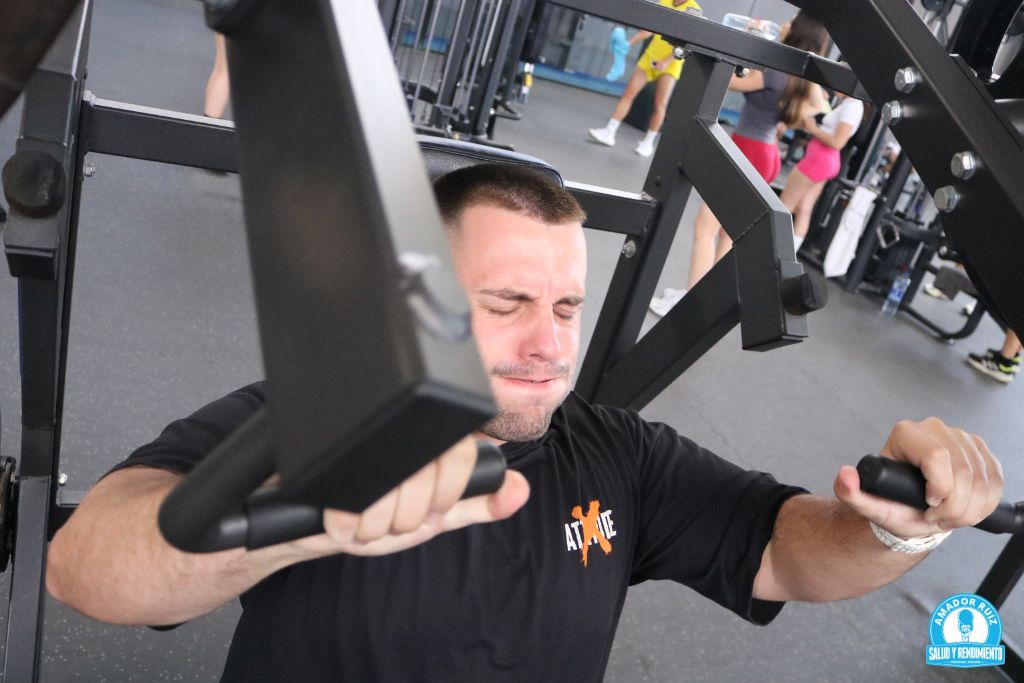 Persona entrenando con hernia cervical