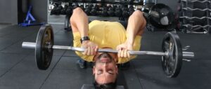 press frances con barra mejor ejercicio para triceps