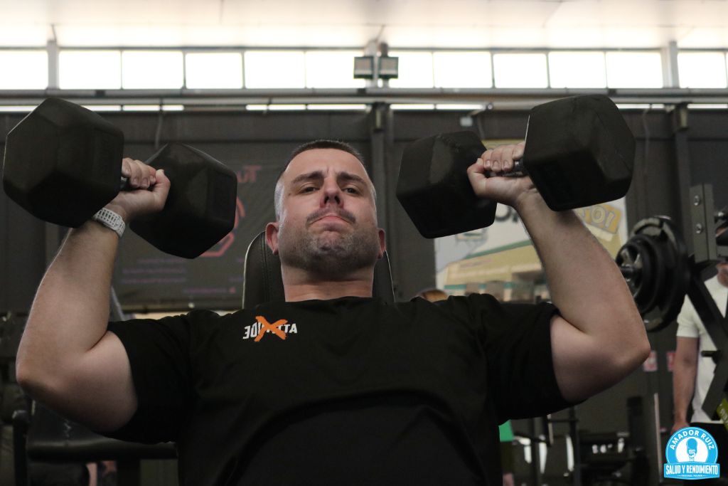 persona entrenando rutina fullbody de 2 días